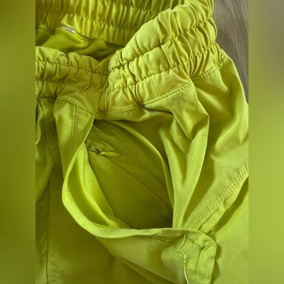 Lululemon Shake & Break Short in Split Pea - Picture 7 of 7